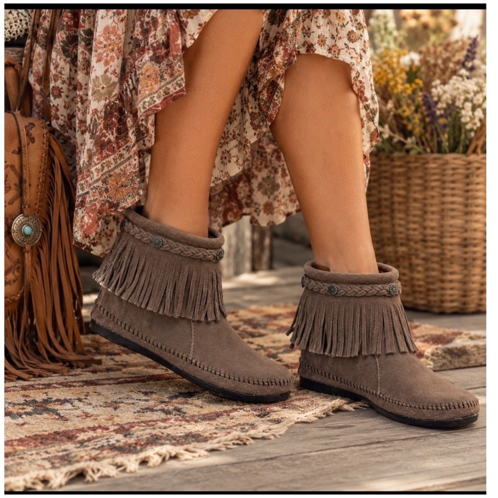 Minnetonka Back Zip Softsole Bootie Women Size 9 Taupe Grey Fringe Suede Boho